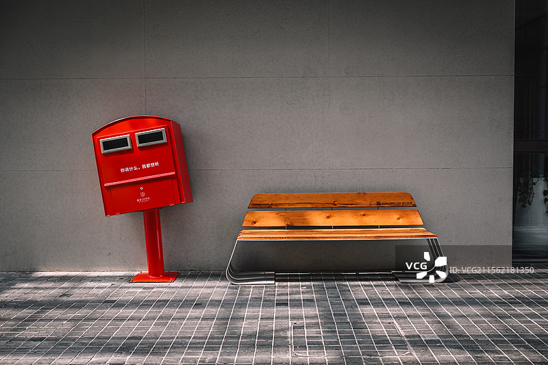 孤独的长椅和倾斜的邮筒图片素材