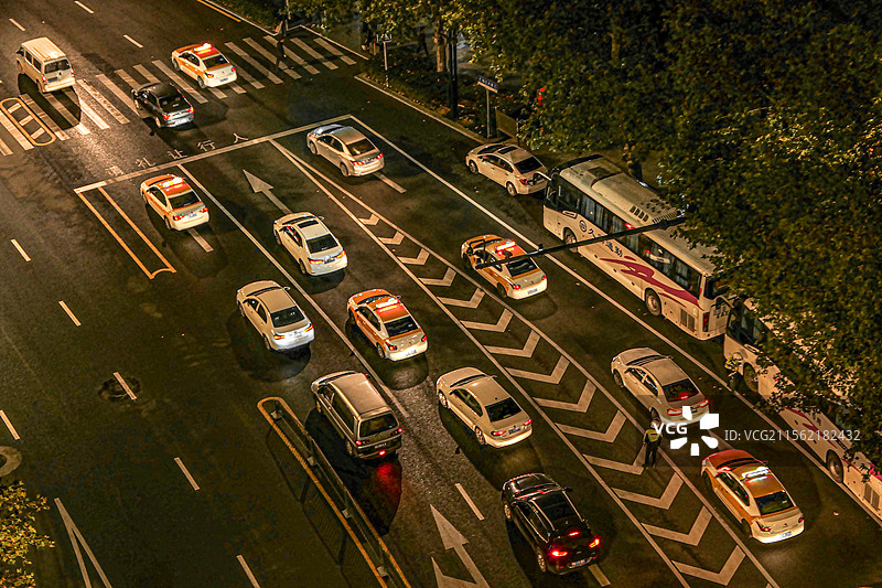 夜间马路车辆图片素材