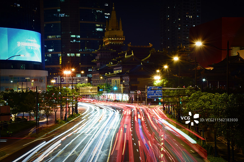 上海静安寺夜幕下的车流图片素材