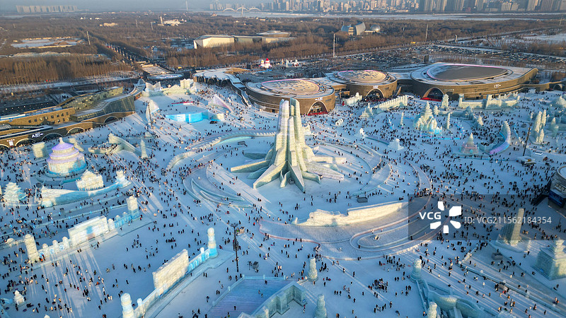 哈尔滨冰雪大世界朝晖冰雕闪耀人潮穿梭共赴冰雪绮梦图片素材