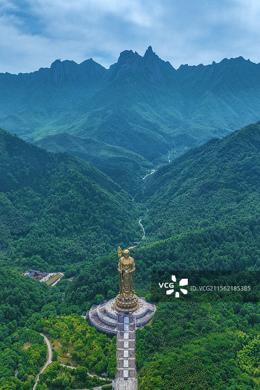 九华山下的地藏王菩萨圣像+安徽省池州市青阳县九华山-大愿文化园-竖幅图片素材