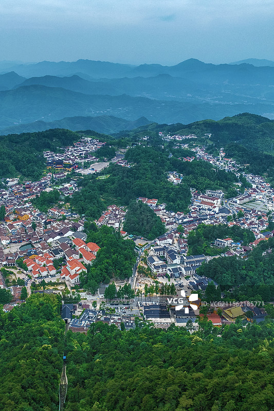 半山腰的九华镇+安徽省池州市青阳县九华镇九华山风景区-竖幅图片素材