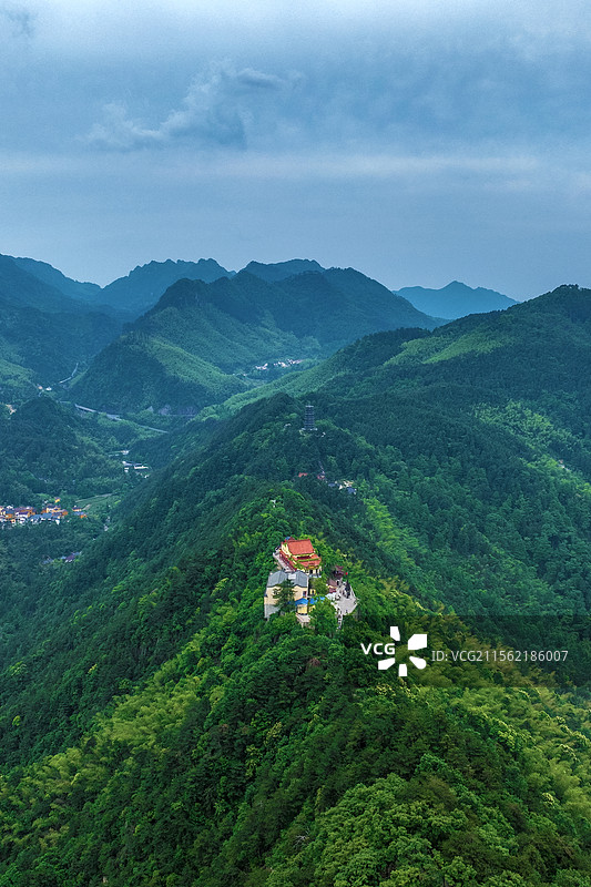 地藏殿与与闵园景区+安徽省池州市青阳县九华镇九华山风景区-闵园景区-竖幅图片素材