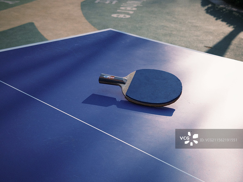 乒乓球台上有一只球拍图片素材