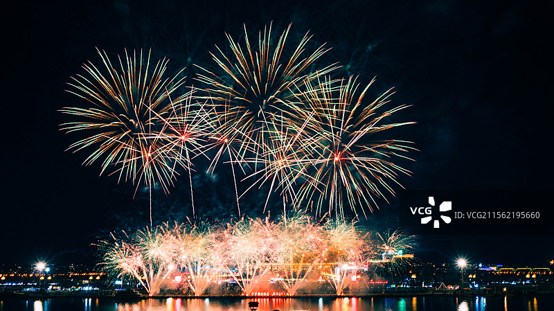 烟花延时摄影光轨-鄂尔多斯市康巴什乌兰木伦湖图片素材