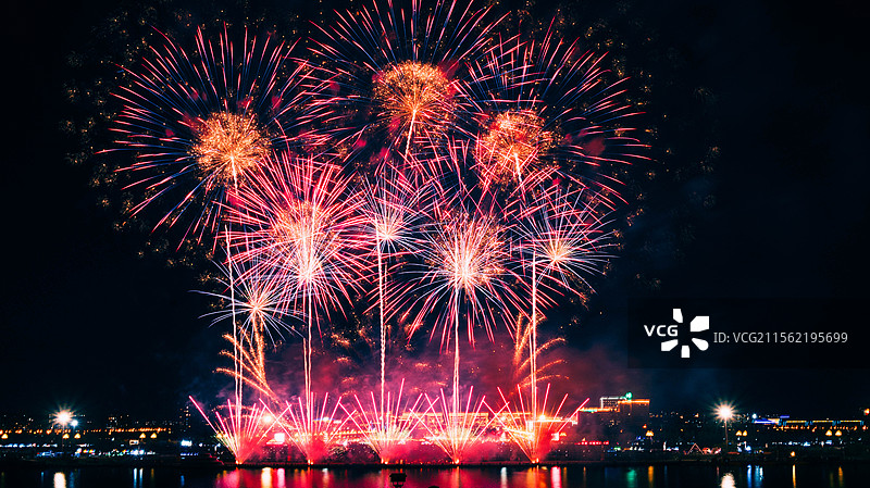 烟花延时摄影光轨-鄂尔多斯市康巴什乌兰木伦湖图片素材