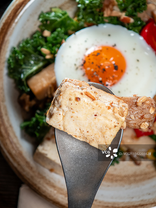 豆腐鸡肉蔬菜沙拉碗图片素材