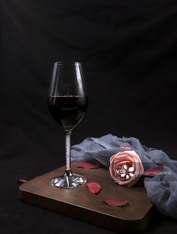 一杯红酒和一朵红色玫瑰花图片素材
