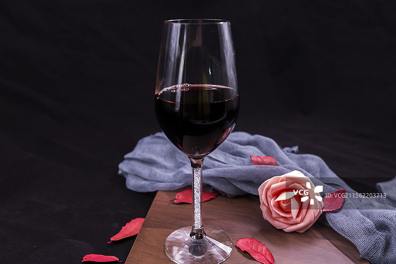 一杯红酒和一朵红色玫瑰花图片素材