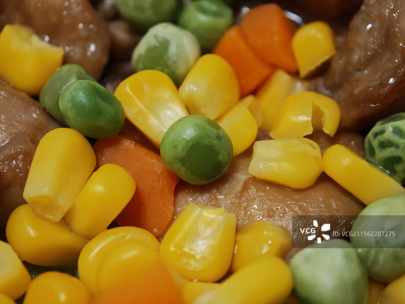 瓦煲饭煲仔饭玉米粒豌豆鸡肉美食图片素材