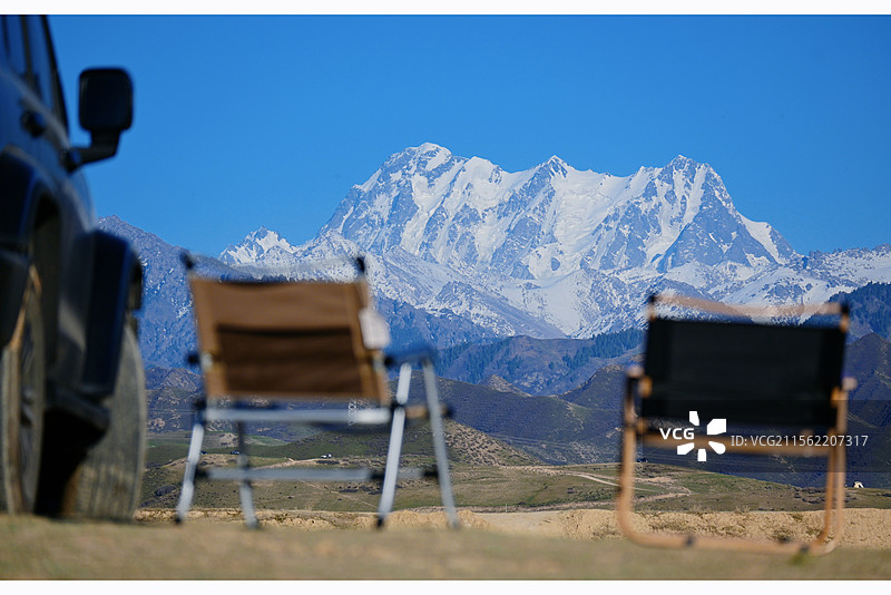 远眺博格达峰图片素材