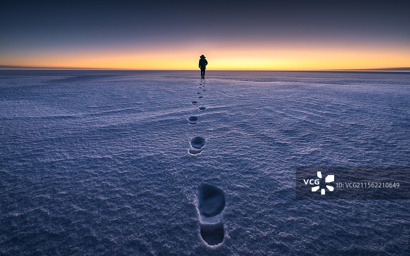 雪地上的足迹图片素材
