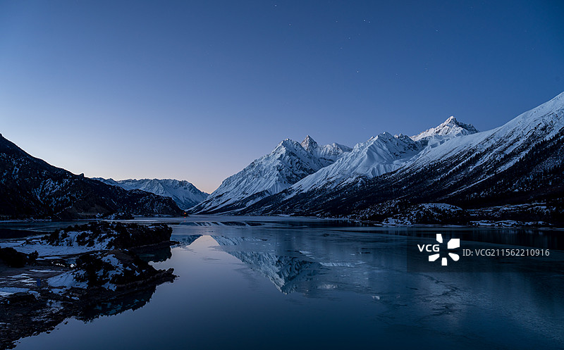 然乌湖的凌晨（西藏昌都八宿县）图片素材