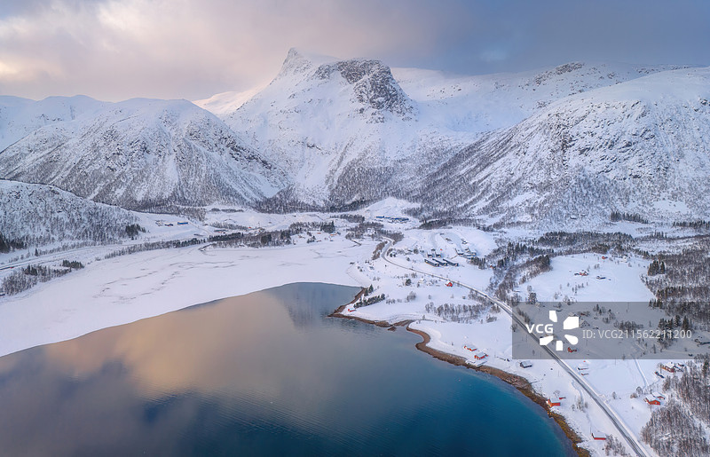 E10公路旁的冰封峡湾挪威，lofoten，E10公路图片素材