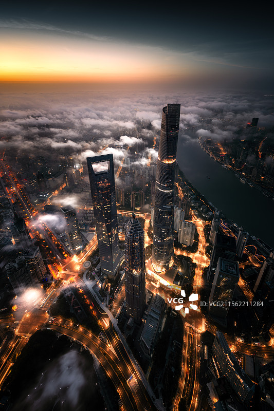 三叉戟刺破云霄图片素材