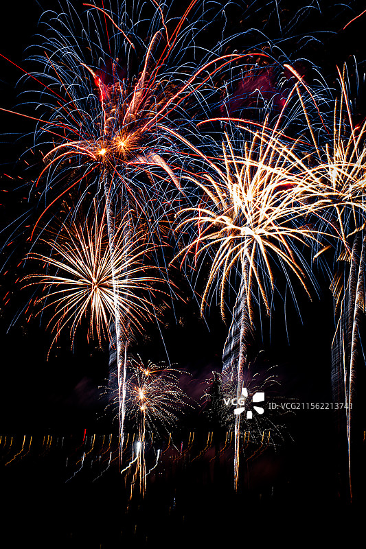 传统节日下的龙形焰火图片素材