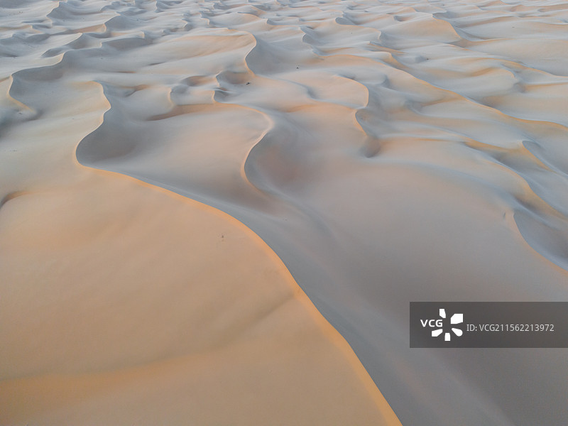 航拍一望无际的沙丘图片素材