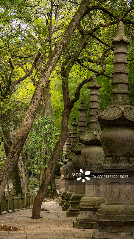 天童寺外万工池旁的石塔图片素材