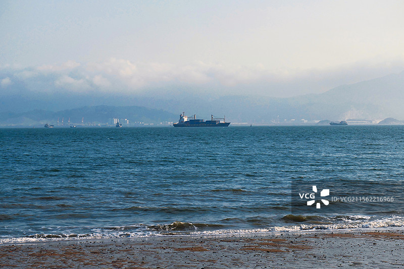 厦门珍珠湾海滩眺望漳州港风光图片素材