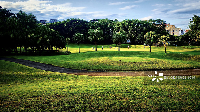 度假区的早晨  广州九龙湖休闲旅游度假区。清晨日出时，金色的阳光洒满休闲的草场。图片素材