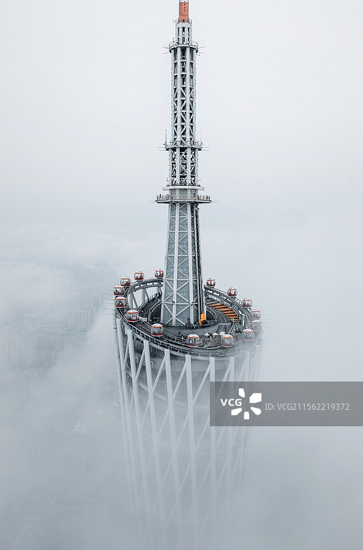 云雾中的广州塔图片素材