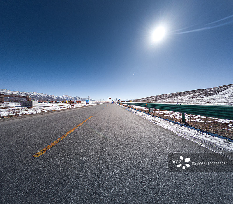 新疆-青海-甘肃大环线  道路通向远方图片素材