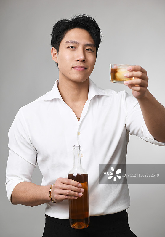 手拿酒杯的男青年图片素材