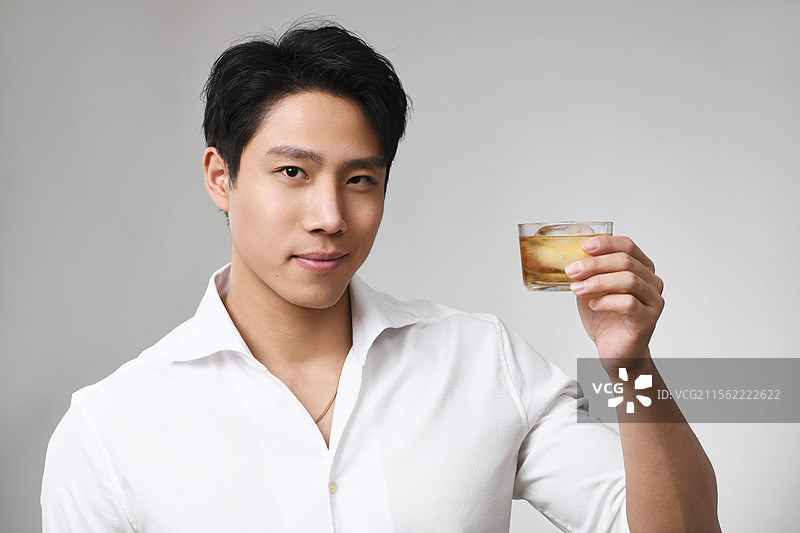 拿着一杯洋酒的男人图片素材