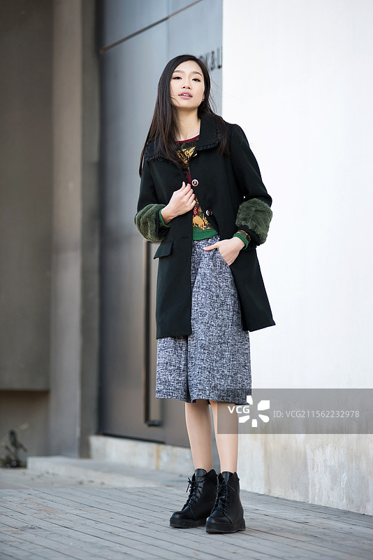 服装拍摄中的年轻模特肖像图片素材