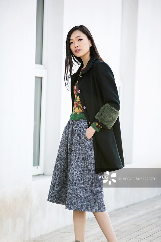 站在城市里的年轻女子的画像图片素材