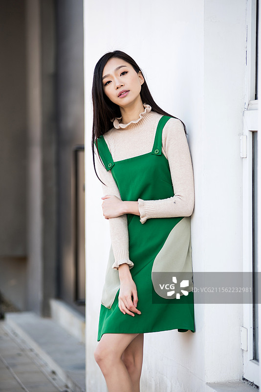 服装拍摄中的年轻模特肖像图片素材