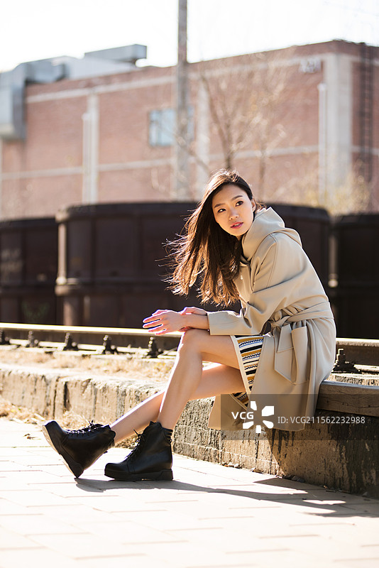坐在铁轨月台上的年轻女子图片素材