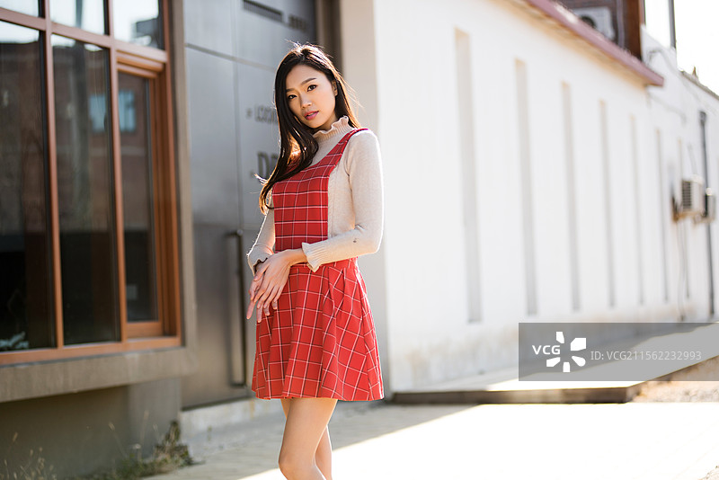 服装拍摄中的年轻模特肖像图片素材