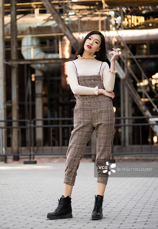 站在城市里的年轻女子的画像图片素材