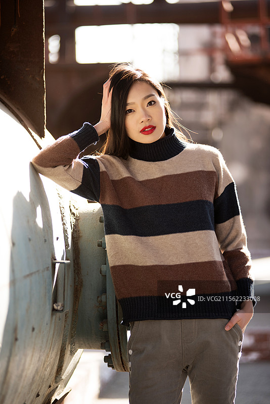 站在艺术园区里的年轻女子画像图片素材