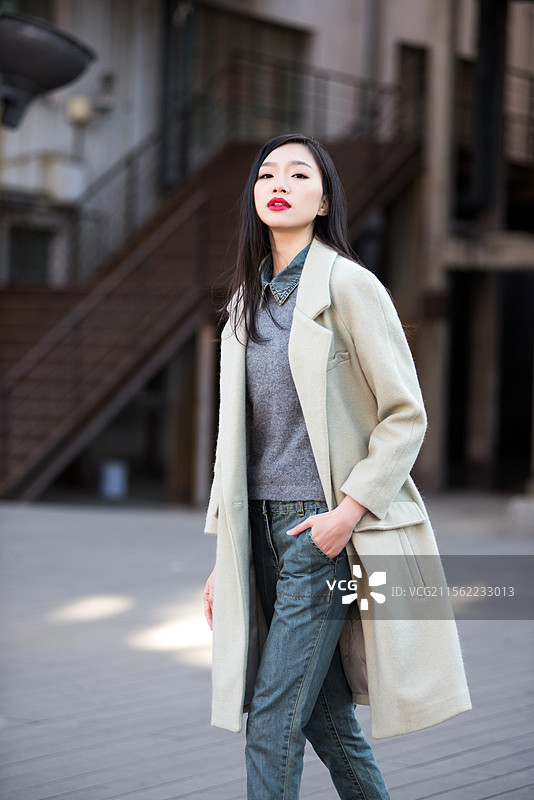 站在艺术园区里的年轻女子画像图片素材