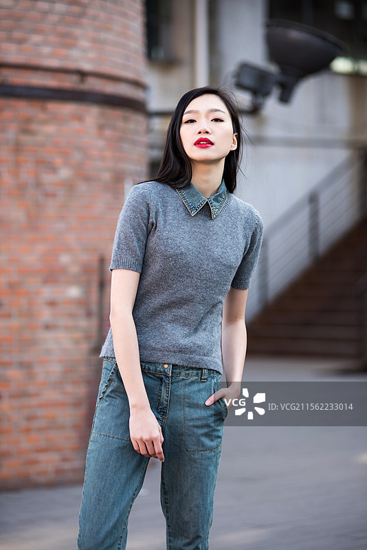 站在艺术园区里的年轻女子画像图片素材