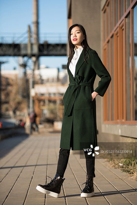 站在艺术园区里的年轻女子画像图片素材