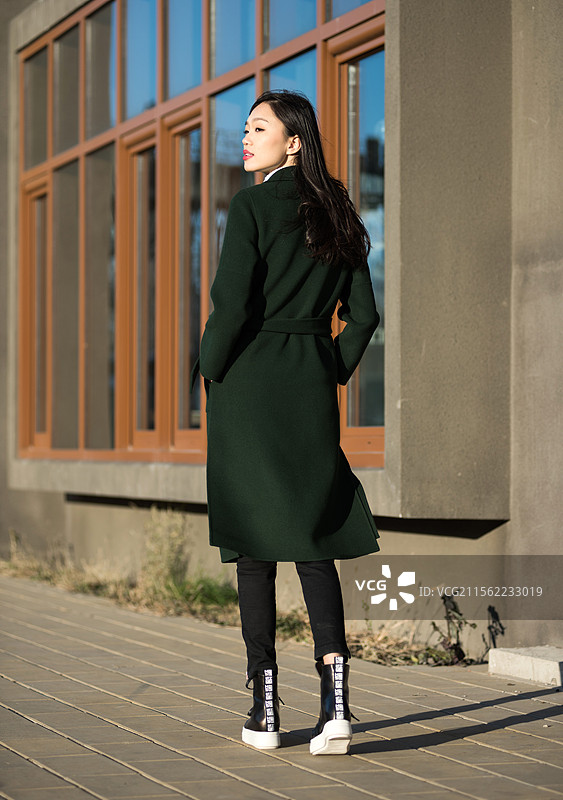 站在艺术园区里的年轻女子画像图片素材