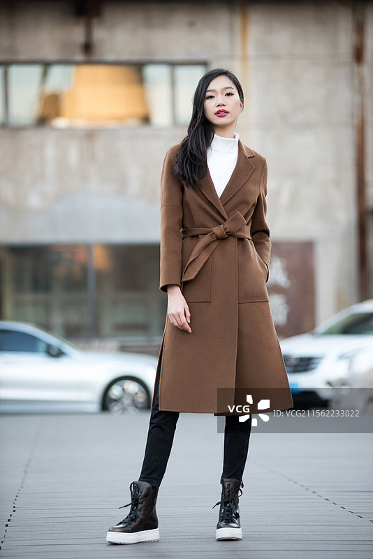 服装拍摄中的年轻模特肖像图片素材