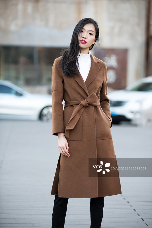 站在艺术园区里的年轻女子画像图片素材