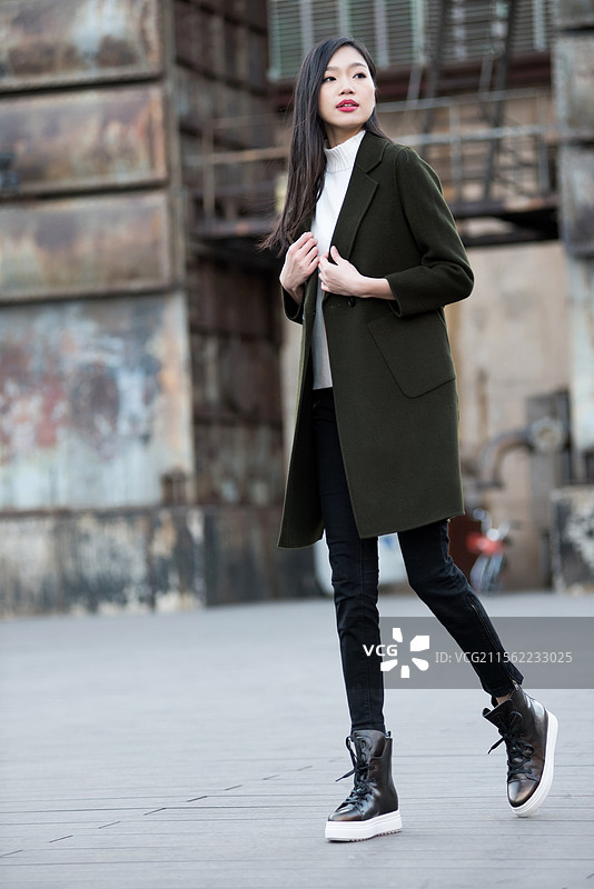 站在艺术园区里的年轻女子画像图片素材