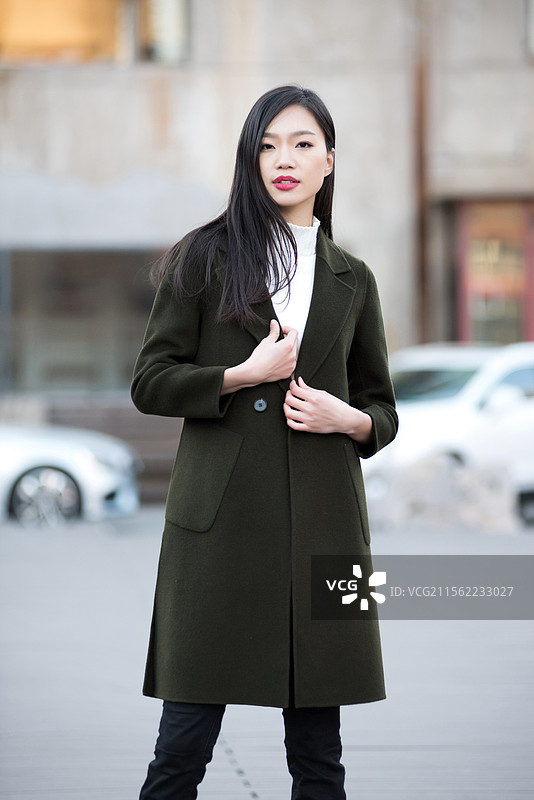 站在艺术园区里的年轻女子画像图片素材