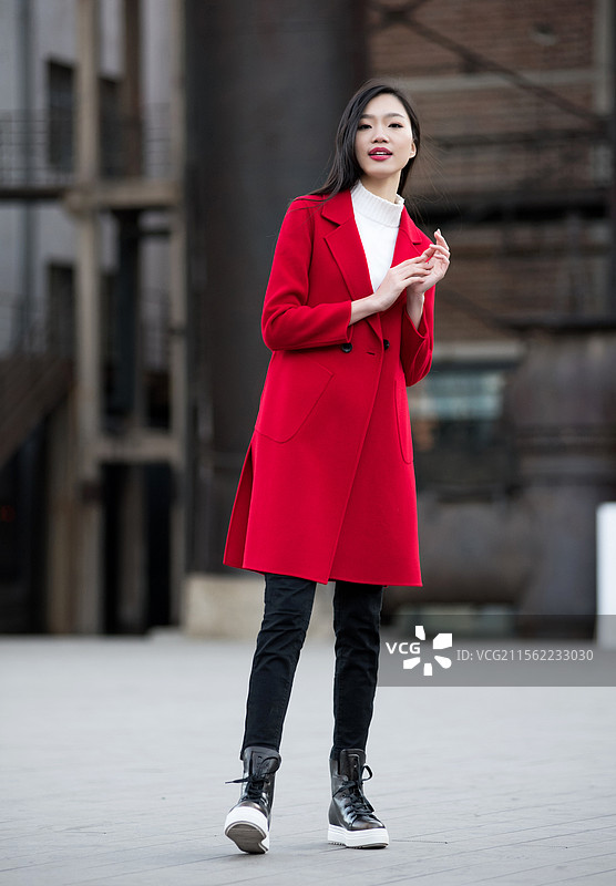 服装拍摄中的年轻模特肖像图片素材