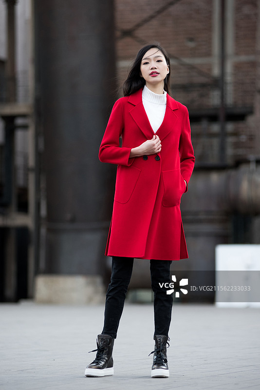站在艺术园区里的年轻女子画像图片素材