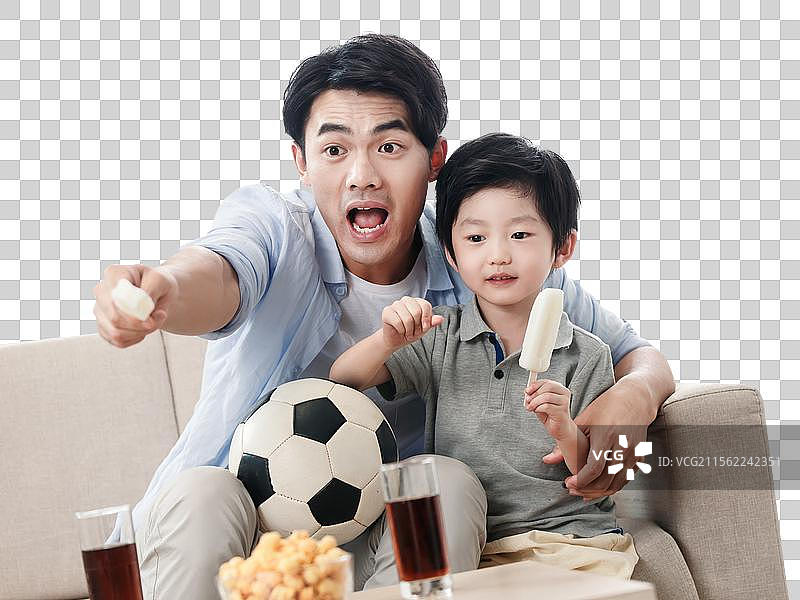 欢乐的父子在看足球赛图片素材