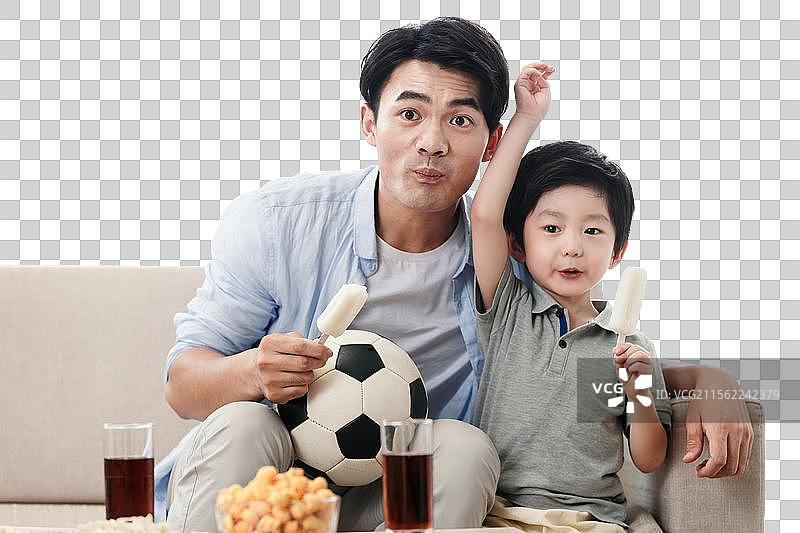 欢乐的父子在看足球赛图片素材