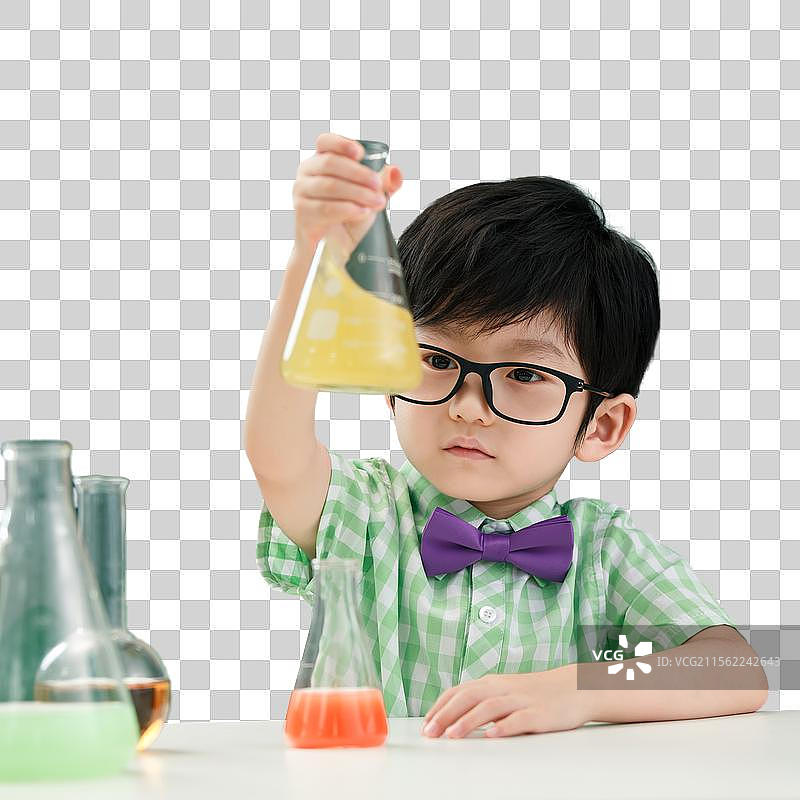 小学生上化学课图片素材