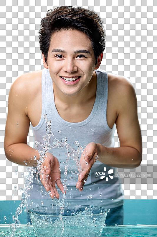 帅气的年轻男人洗脸图片素材