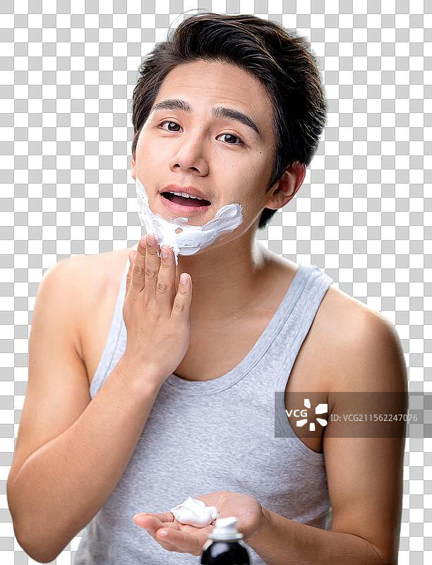 涂抹剃须膏的年轻男人图片素材